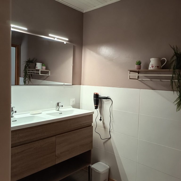 Chambre 3 personnes, 1 lit 2 places et 1lit une place.
TARIFS 90 Euros la nuit pour 2 personnes, 20 par personne supplémentaire